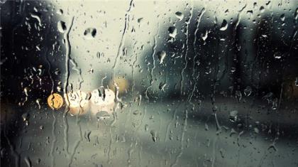 下雨天想念一个人的说说心情短语